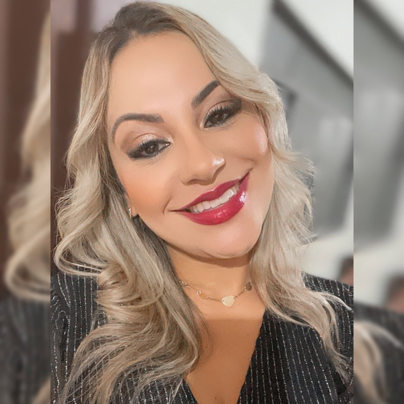 Karina Lopes com roupa preta brilhante