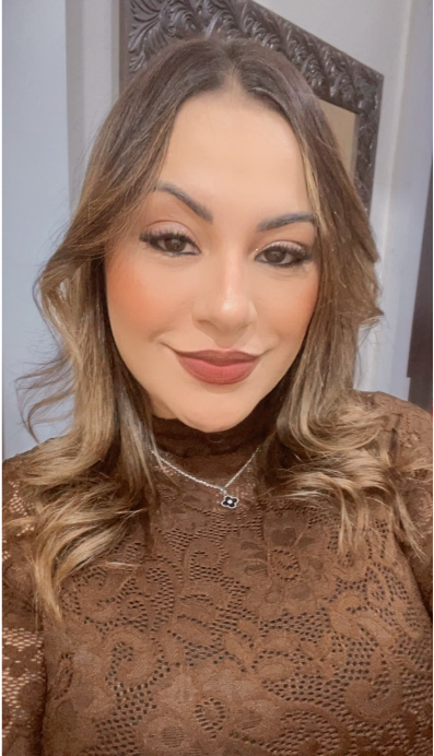 Karina Lopes com blusa marrom de renda